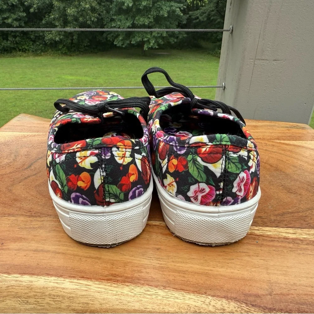 Disney Alice in Wonderland floral tennis shoes. Size 9.